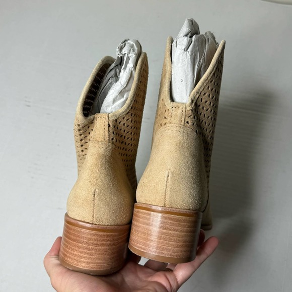 Kaanas Camel Warsaw Ankle Bootie NEW Size 6 - Picture 6 of 9